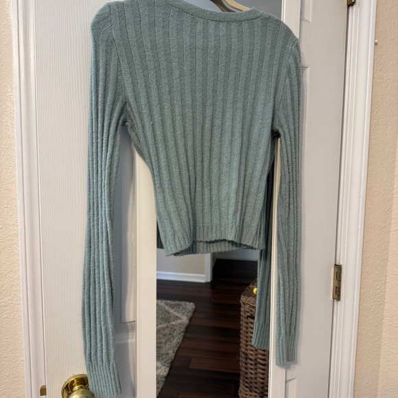 Hollister sweater - Picture 2 of 3